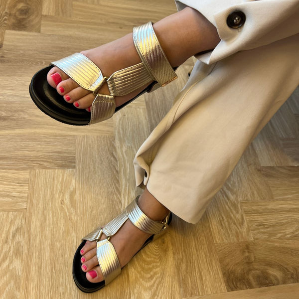 Tropisk overskydende Envision Lædersandaler til damer | Shop nye sandaler i læder her →
