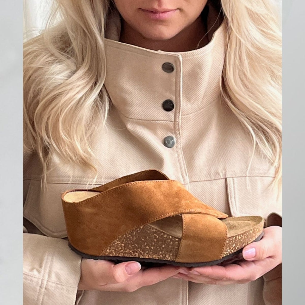 COPENHAGEN SHOES FRANCES 23 Suede Sandaler med kilehæl 00067 COGNAC (MARRONE 394)