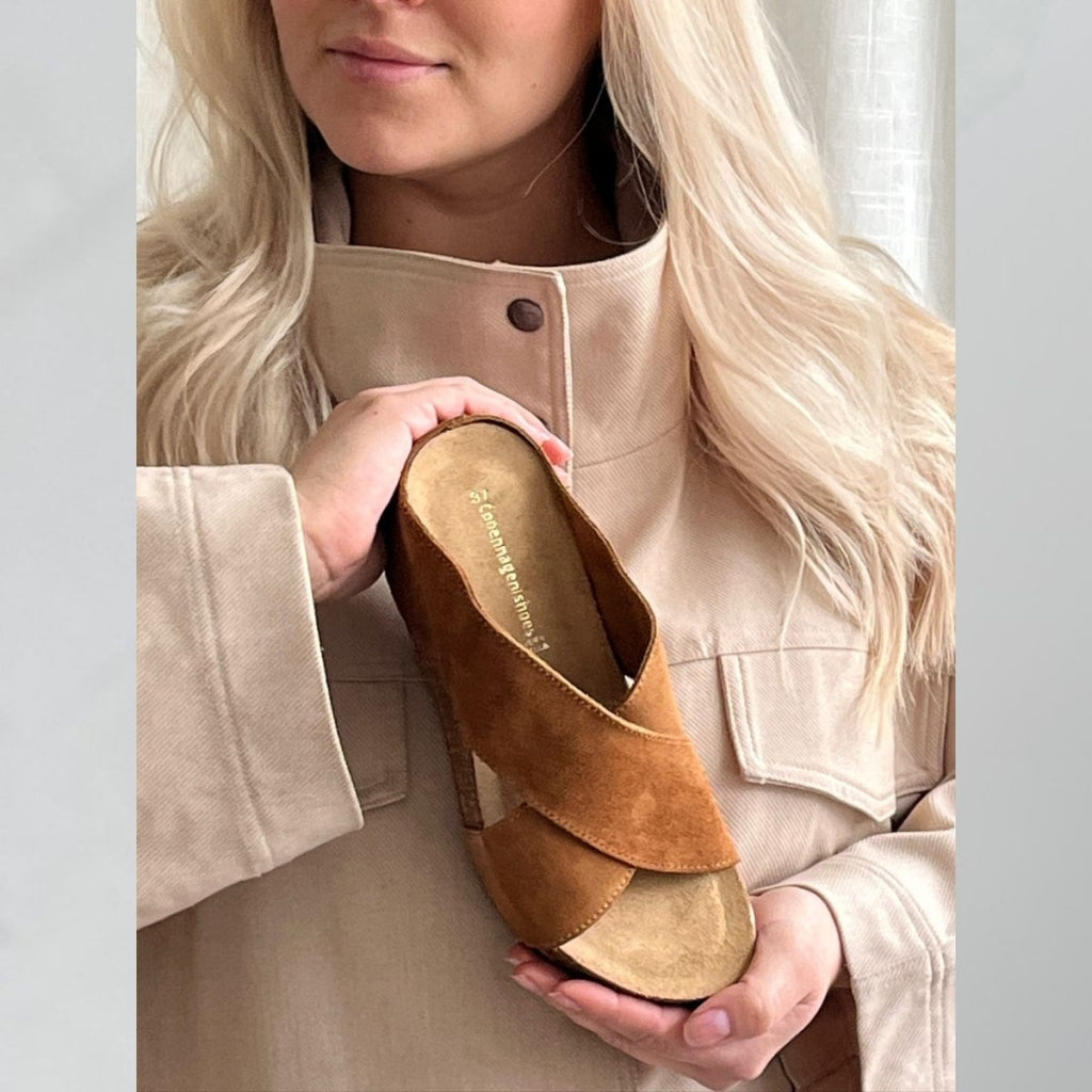 COPENHAGEN SHOES FRANCES 23 Suede Sandaler med kilehæl 00067 COGNAC (MARRONE 394)