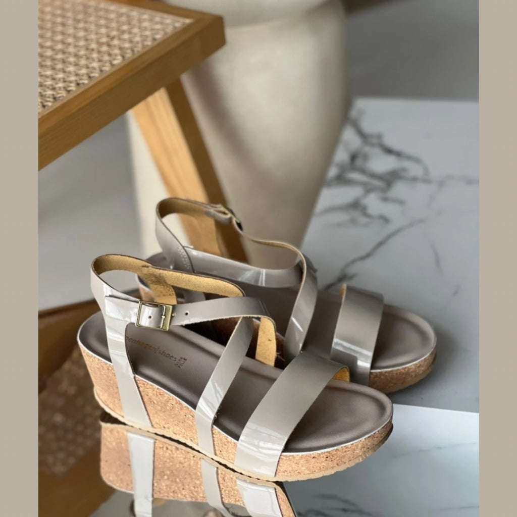COPENHAGEN SHOES MICHELLE PATENT Sandaler med kilehæl 0057 TAUPE