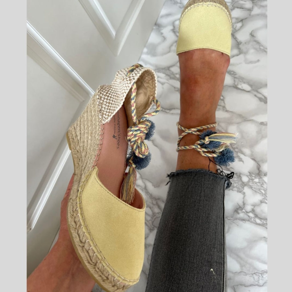 COPENHAGEN SHOES Sienna Copenhagenshoes by Josefine Valentin Sandaler med kilehæl 191 Yellow